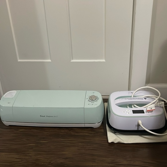 Cricut and Heat press - Picture 1 of 3